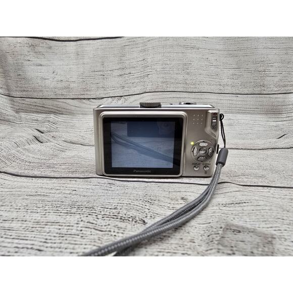 Panasonic LUMIX DMC-TZ4 8.1MP Digital Camera Silver With Battery And Charger - Picture 7 of 11